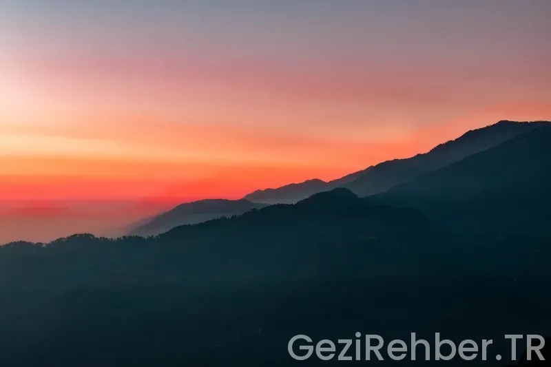 Uzun ince bir yoldayım sözleri ve hikayeleri