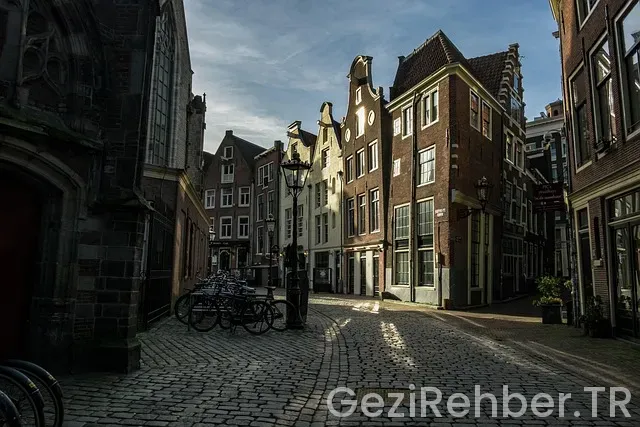 Amsterdam uçakla kaç saat