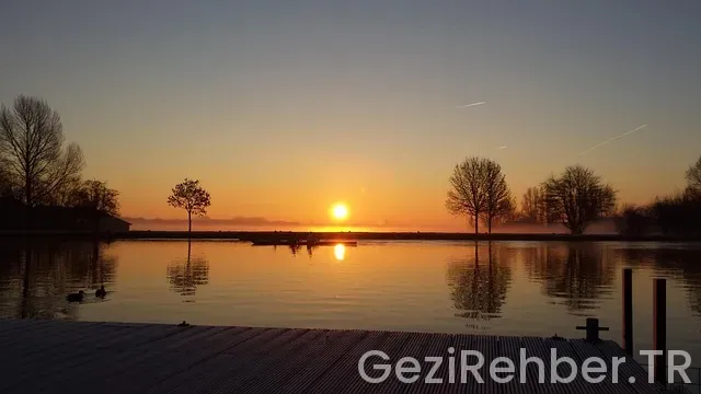 Amsterdam uçakla kaç saat