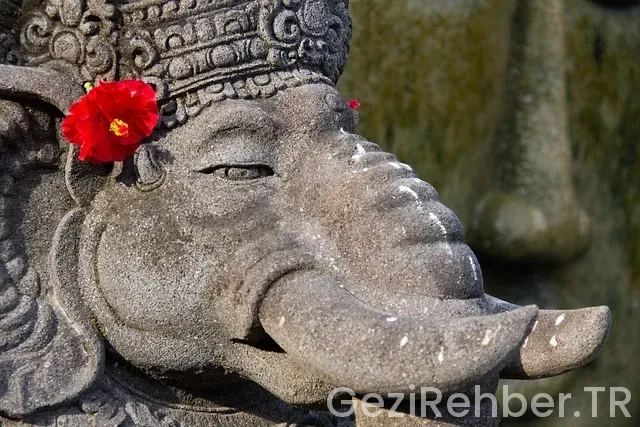 Bali uçakla kaç saat sürüyor