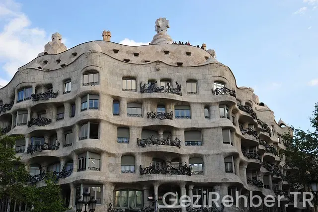 Barcelona uçakla kaç saat