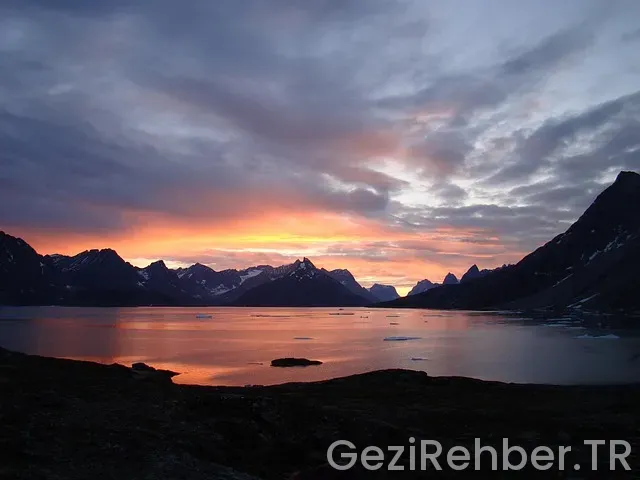 Grönland uçakla kaç saat