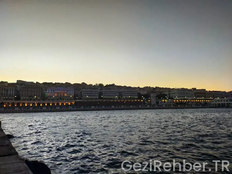 Marsilya’nın Liman Manzaralı En Ünlü Barları