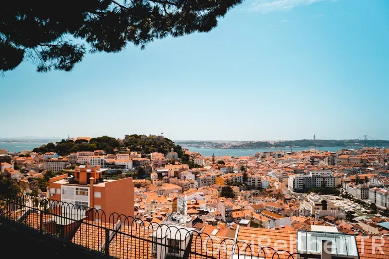 Travel guide lisbon portugal